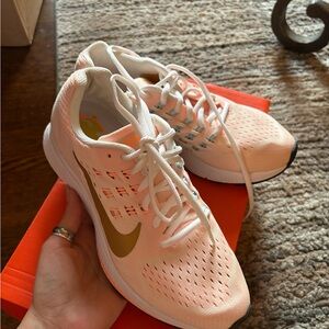 Wmns Air Zoom Structure 18 'Modern Gold Rush - Santa Monica Edition